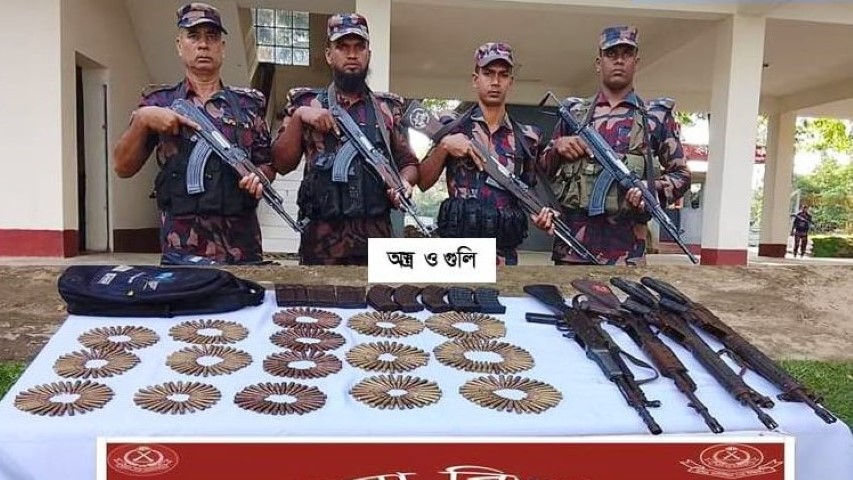 টেকনাফে বিজিবির অভিযানে বিপুল অস্ত্র ও গোলাবারুদ উদ্ধার